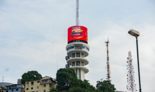Panneau d‘affichage cylindrique géant à LED au sommet de la tour de la station de télévision, Équateur